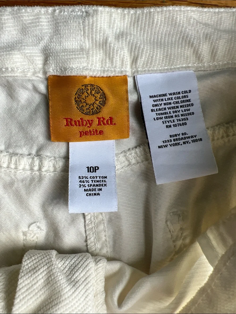 Ruby Rd. 10 Petite cream lightweight stretch Jean pant w/gold hardware